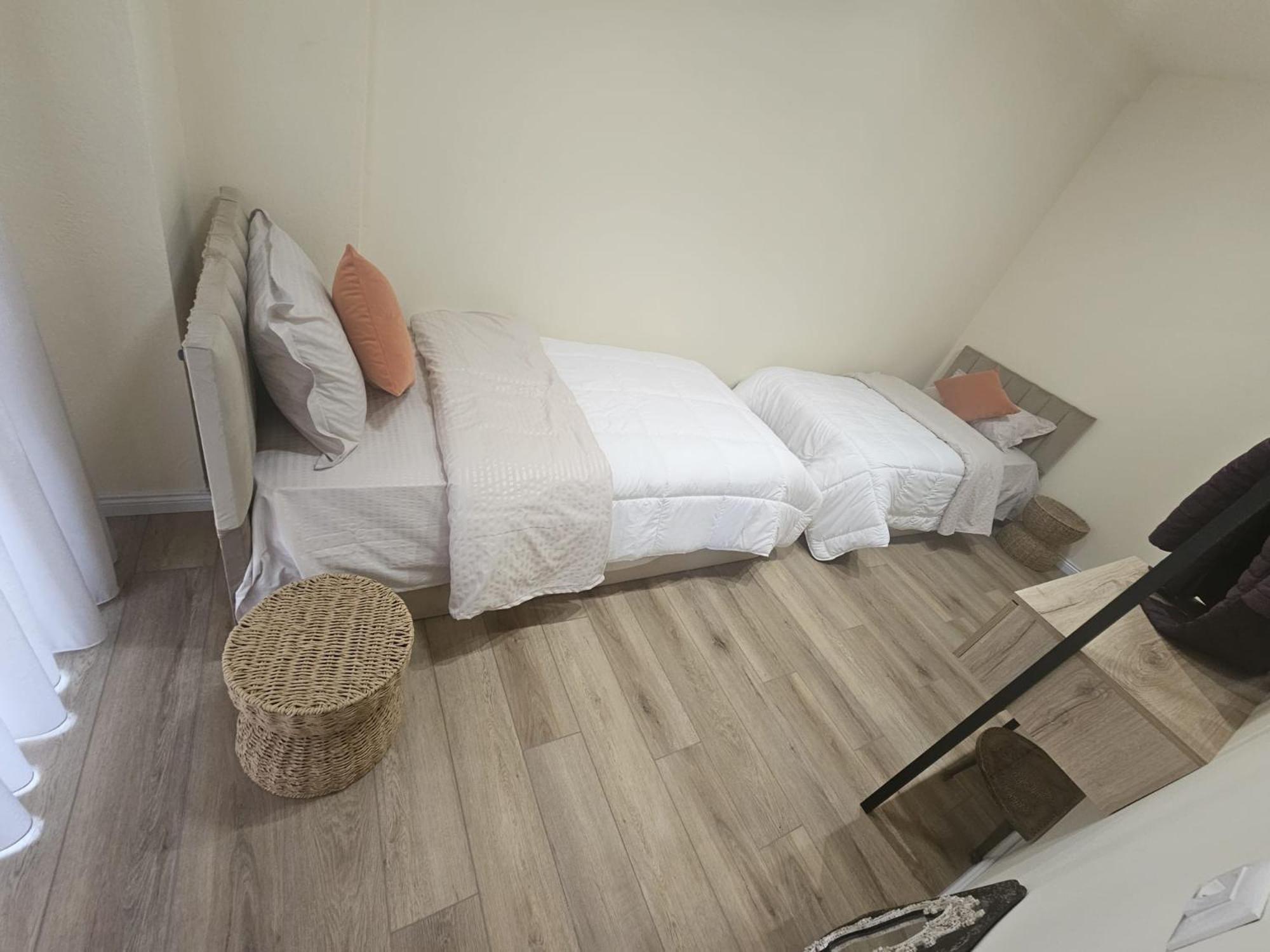 Sweet Yellow Palace, Pazari I Ri Apartment