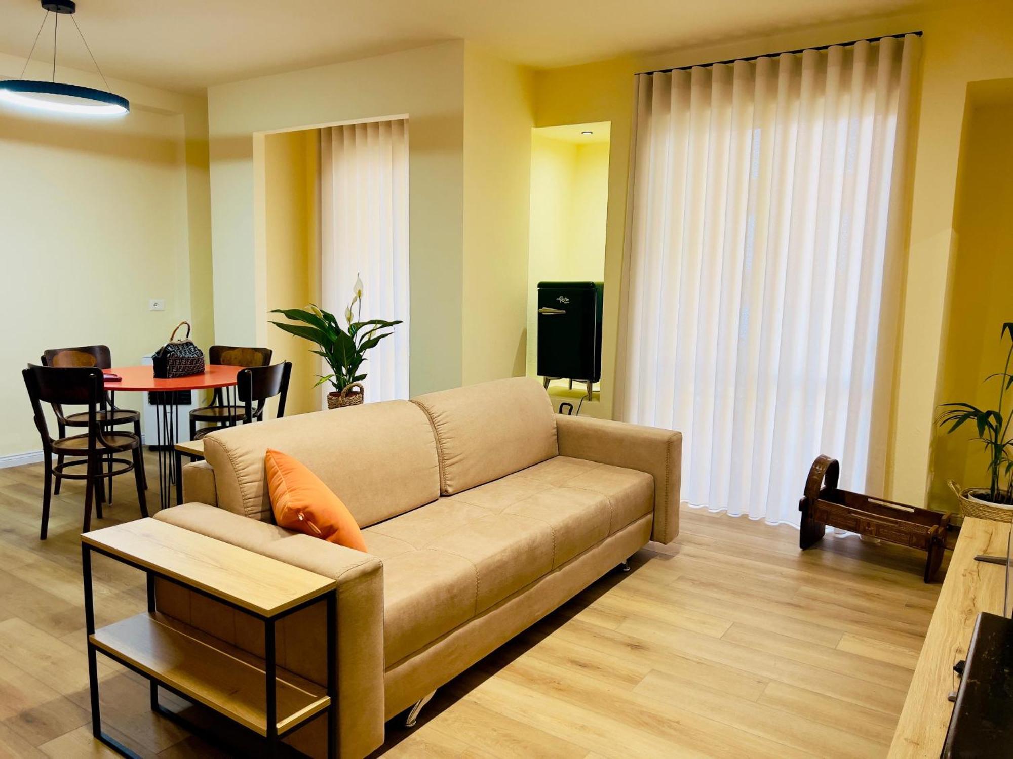 Sweet Yellow Palace, Pazari I Ri * Tirana
