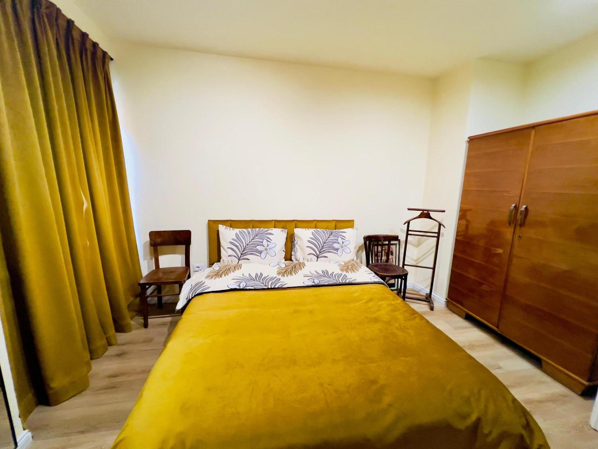 Sweet Yellow Palace, Pazari I Ri Tirana