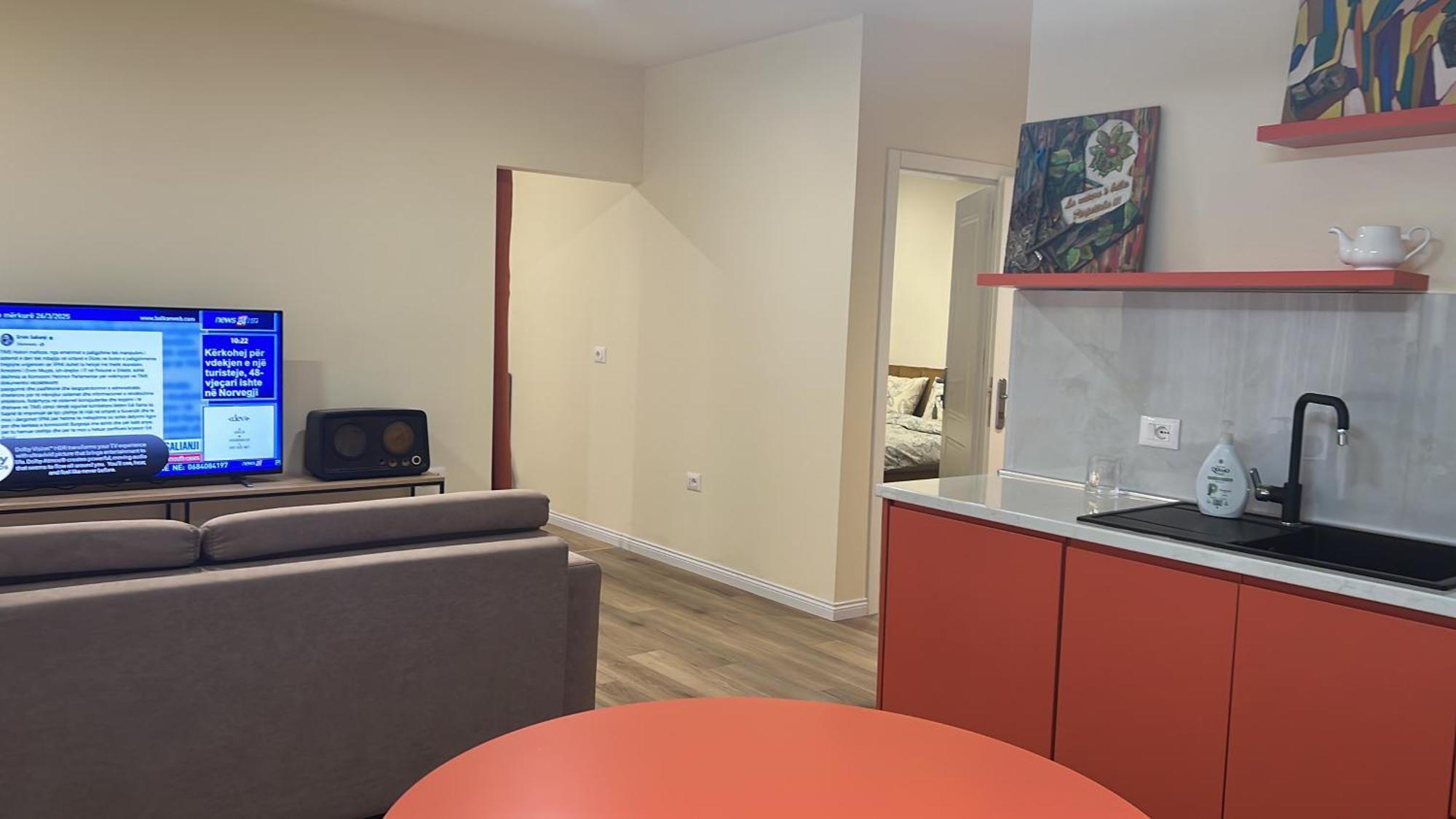 Sweet Yellow Palace, Pazari I Ri Appartement