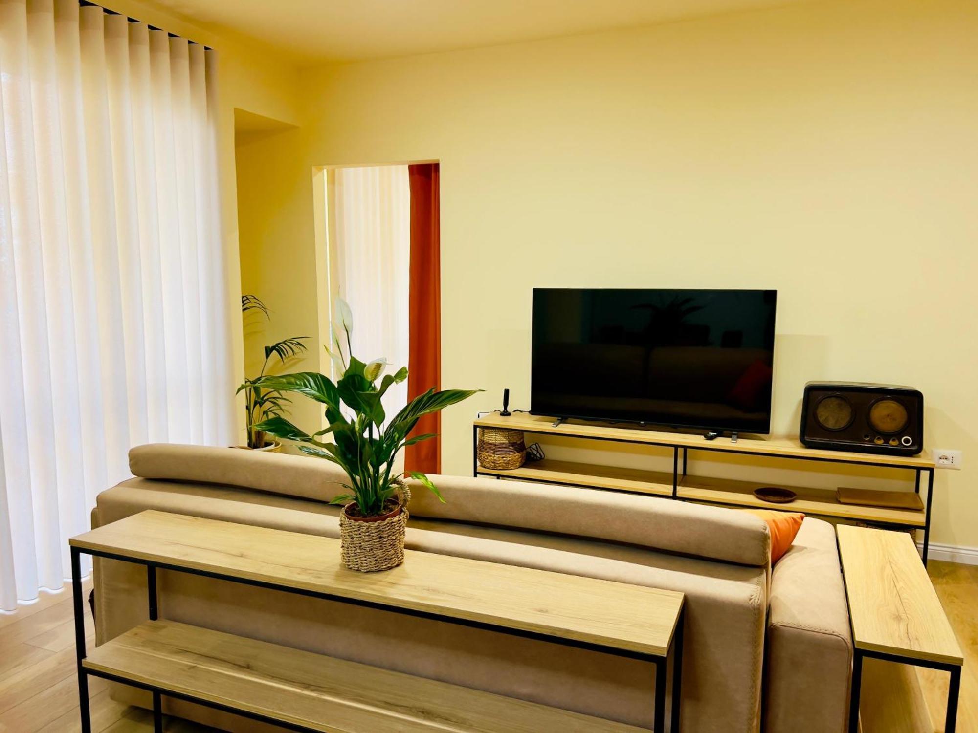 Sweet Yellow Palace, Pazari I Ri Tirana